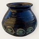 Kähler keramik, 
Vase blå og 
grøn glasur, 
11cm i 
diameter, 9cm 
høj *Med 
skrammer på 
kant og i 
bunden*