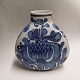 Baca fajance 
vase med blå 
dekoration. 
Designet af 
Cari Kristensen 
for Royal 
Copenhagen. ...