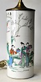 Kinesisk 
hatstand i 
porcelæn, 
19./20. årh. 
Håndmalede 
dekorationer 
med tre kvinder 
i en have. ...