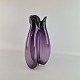 Vase af 
mundblæst 
violet glas. 
Formet som en 
trekløver set 
oppefra
Design Per ...