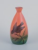 Ipsens Enke, 
keramikvase, 
motiv af fugl 
på gren. Glasur 
i grønne og 
orange toner.
Ca. ...