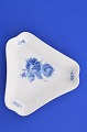 Kgl. Blå blomst 
Kongelig 
porcelæn. Kgl. 
Blå blomst 
flettet 
trekantet asiet 
nr. 8278. 
Længde 16 x ...