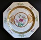 Kinesisk 6 
kantet 
tallerken, 20. 
årh. Håndmalede 
dekorationer af 
blomster og 
mønstre. Med 
...