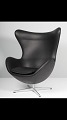 Ægget af Arne 
Jacobsen Model 
3316  med 
returdrej og 
vippefunktion,
stolen er i 
sort Grace 
læder ...