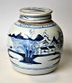Kinesisk bojan 
i blå/hvid 
porcelain med 
låg. 19. årh. 
Kina. Glaseret. 
Med 
landskabsmotiv 
i blå ...