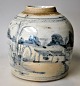 Kinesisk bojan 
i porcelain. 
19. årh. Kina. 
Glaseret. Med 
landskabsmotiv 
i blågrå 
bemaling. ...