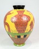 Vasen, designet 
og håndmalet af 
Lene Regius med 
gul, orange og 
grøn glasur, er 
et kunstnerisk 
...