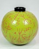 Lene Regius' 
runde vase med 
sort top, grøn 
glasur og 
orange 
mønstrede 
indgraveringer 
fra omkring ...