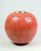 Lene Regius' 
runde vase med 
sort og hvid 
top, 
orangeglasur og 
sort mønstrede 
indgraveringer 
fra ...