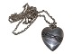 Dansk sølv, 
hjertevedhæng 
med halskæde. 
På bagsiden af 
hjerte er en 
gammel 
inskription med 
...