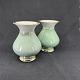 Højde 16 cm.
Dekorationsnummer 
457/3060.
Et par flotte 
grønne buttede 
vaser i krakele 
fra ...