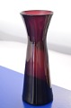 Blomsterløgs-
vase 
fremstillet på 
mange danske 
glasværker fra 
1890-1960. 
Violet farvet 
...