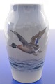Royal 
Copenhagen 
porcelæn. Lille 
vase dekoreret 
med flyvende 
and. Vase nr. 
1087/88b. højde 
13,5 ...