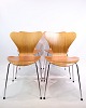 Dette sæt 
består af fire 
"Syver" stole 
designet af 
Arne Jacobsen 
og produceret 
af Fritz Hansen 
i ...