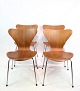 Dette sæt 
består af fire 
ikoniske 
"Syver" stole 
designet af 
Arne Jacobsen 
og produceret 
af Fritz ...