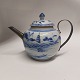 Blåt dekoreret 
tepotte I 
porcelæn. 
Fremstillet I 
Kina I midten 
af 18. 
århundrede. Har 
fået ny ...