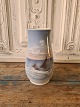 B&G vase 
dekoreret med 
skib på åbent 
hav 
No. 1302/6211, 
1. sortering
Højde 17,5 cm.