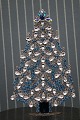 Dekorativt , gammelt juletræ i metal pyntet med rhinsten og krystaller i glas 
fra Böhmen. H:20,5cm...