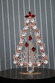 Dekorativt , gammelt juletræ i metal pyntet med rhinsten og krystaller i glas 
fra Böhmen.
H: 17,5cm...