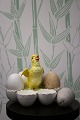 Dekorativ , gammel æggeskål i fajance med lille kylling på toppen og med plads 
til 6 æg...