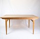 Spisebordet i 
egetræ, 
designet af 
Johannes 
Andersen, 
repræsenterer 
den fremragende 
kvalitet og ...