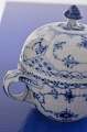 Kgl. 
Musselmalet 
halvblonde 
kongelig 
porcelæn. Royal 
Copenhagen 
Musselmalet 
sukkerskål nr. 
605. ...