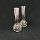 Højde 20 cm.
Et par fint 
mundblæst vaser 
fra 1920'erne 
med pålagte 
røde bånd.
Vaserne er med 
...