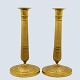 Par 
lueforgyldte 
bronze 
lysestager med 
perlesnoet 
stammer. 
Dekoreret med 
akantusblade og 
...