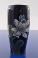 Royal 
Copenhagen 
porcelæn vase, 
blomsterdekoreret 
motiv af hvid 
magnolia, nr. 
2797/235. Højde 
17 ...