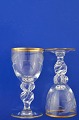 Vinservice fra 
Lyngby 
glasværk. Måge 
glas med guld.
Måge 
snapseglas, 
højde 8 cm. Fin 
hel stand. 
