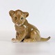 Figur i 
porcelæn, 
håndmalet med 
motiv af 
siddende 
løveunge nr 
2530
Producent Bing 
& ...