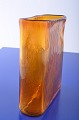 Moderne 
ravfarvet 
glasvase med 
matslebet 
riller på 
kumme, bredde 
19,5 x 7 cm. 
højde 21 cm. 
Pæn ...