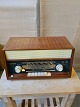 Svensk radio i 
fineret 
mahogni, fra 
1950erne.
Den virker 
fint, men har 
brugsspor.
Højde 24cm ...