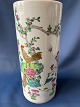 Gammel kinesisk 
håndmalet vase 
med mange 
flotte detaljer 

Højde. 28cm
Pæn og 
velholdt