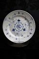 Bing & Grøndahl Blå malet / Musselmalet middags tallerken 
i jernporcelæn med logo fra konditoriet Lilly & Petra...