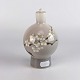 Rund vase og 
flakon i 
porcelæn med 
prop med motiv 
af blomster på 
grene nr 383
Producent Bing 
...