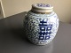 Gammel kinesisk 
urne/bojan med 
låg.
Blå dekoration 
med lykke 
symboler.
Tung Chih 
perioden ...