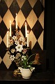 Fransk 1800 tals kirkelysestage i bronze med 6  hvide opalglas liljer og 6 
flotte farvet porcelænsblomster...