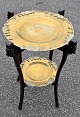 Kinesisk bord i 
træ med to 
metalfade, 
19./20. årh. 
Kina. Begge 
fade ingraveret 
med drager og 
...