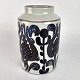 Cylinderformet 
vase af fajance 
porcelæn, 
dekoreret med 
sort og blåt 
mønstre. Nr. 
...