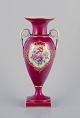 Meissen, vase 
af porcelæn med 
to hanke.
Bordeaux 
dekoration. 
Polykrome ...