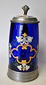 Tysk drikke 
krus, 19. årh. 
Cobolt blåt 
glas dekoreret 
med 
emaljefarver i 
form af 
blomster, ...