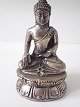 Lille kinesisk 
Buddha siddende 
 på dobbelt 
lotustrone. Let 
forsølvet 
bronze. Udfyldt 
i fod. ...