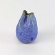 Miniature vase 
med ruflet kant 
i blå glaseret 
stentøj
Formgiver for 
os ukendt
Fremstår med 
...