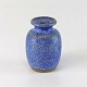 Miniature vase 
i blå glaseret 
stentøj
Formgiver for 
os ukendt
Højde 5,5 cm
Diameter 3,5 
cm