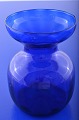 Holmegaards 
Glasværk ca. 
1930-1950. 
Rundt 
hyacintglas i 
mørkeblå  
farvet glas, 
blæst i stribet 
...