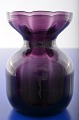 Holmegaards 
Glasværk ca. 
1930-1950. 
Smukt rundt 
hyacintglas i 
auberginefarvet 
glas, blæst i 
...