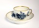 Royal 
Copenhagen. Blå 
blomst, svejfet 
med guld. Lille 
kaffekop. Model 
1549. (1 
sortering). 
Guld ...