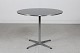 Arne Jacobsen 
(1902-1971)
Cirkulært 
cafebord på 4 
grenet søjlefod 

med blank sort 
bordplade ...