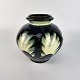 Blå keramik 
vase dekoreret 
med lys grønne 
vifter
Producent 
Danico
Lille fejl i 
...